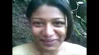 Beautiful Indian girl sucks her lover’s cock in forest, lovely hindi audio – XVIDEOS.COM