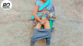 Indian Desi roboplx bhabhi ne saree show karke dikhai palambar vale ke chut ghar chudai Gand