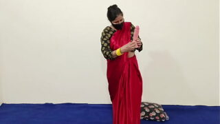 Indian Hindi Aunty Masturbation With Large Dildo in Saree